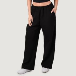 Spodnie damskie fitness oversize z kieszeniami czarne NEO. Czarne spodnie sportowe damskie GYMBEAM, l, z bawełny, na fitness i siłownię. Za 132.90 zł.
