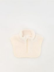 Komin z imitacji baranka z zamkiem - złamana biel. Szaliki dziecięce Reserved, bez ramiączek. W wyprzedaży za 12.99 zł.