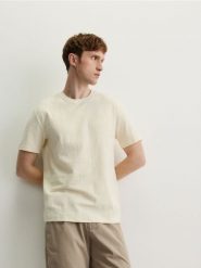 Strukturalny t-shirt comfort fit - złamana biel. T-shirty męskie Reserved, l, bez wzorów, z bawełny, bez kołnierzyka. Za 79.99 zł.