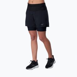 Spodenki do biegania damskie Mizuno Trail Multipocket 2in1. Czarne szorty damskie Mizuno, bez wzorów, sportowe. Za 369.99 zł.