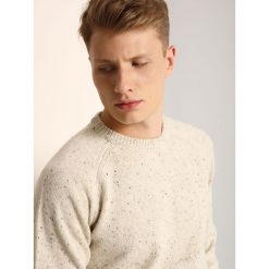 SWETER DŁUGI RĘKAW MĘSKI. Brązowe swetry męskie TOP SECRET, na jesień, m, bez wzorów, bez kołnierzyka. W wyprzedaży za 79.99 zł.