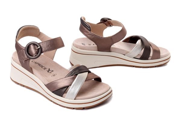 Caprice 9-28304-46 366 taupe met comb, sandały damskie. Żółte sandały damskie Caprice, bez wzorów, ze skóry, bez obcasa, na koturnie. Za 359.90 zł.