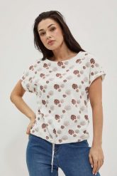 T-shirt z nadrukiem liści. T-shirty damskie MOODO, bez wzorów, z bawełny, bez kołnierzyka. W wyprzedaży za 29.99 zł.