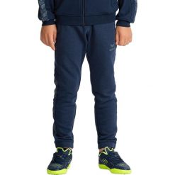 Spodnie dresowe juniorskie Erima Essential Team Sweatpants. Niebieskie szorty męskie Erima, bez wzorów, z dresówki, sportowe. Za 179.99 zł.