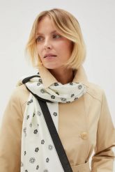 Szalik w kwiaty biały damski. Białe szaliki i kominy damskie MOODO, bez wzorów, z poliesteru. W wyprzedaży za 29.99 zł.
