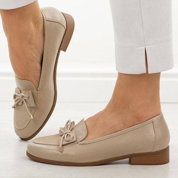 Beżowe półbuty damskie M.Daszyński 25113-2. Brązowe półbuty damskie M.Daszyński, z aplikacjami, z materiału, biznesowe, bez obcasa, na płaskiej podeszwie. Za 179.00 zł.