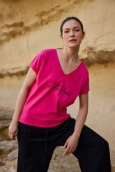 T-shirt z nadrukiem fuksjowy. T-shirty damskie MOODO, l, bez wzorów, z bawełny, bez kołnierzyka. Za 39.99 zł.
