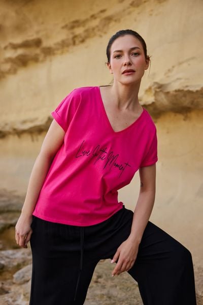 T-shirt z nadrukiem fuksjowy. T-shirty damskie MOODO, l, bez wzorów, z bawełny, bez kołnierzyka. Za 39.99 zł.