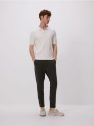 Spodnie chino slim fit - brązowy. Brązowe spodnie materiałowe męskie Reserved, bez wzorów, z bawełny. W wyprzedaży za 79.99 zł.