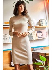 Olalook Sukienka w kolorze kremowym rozmiar: onesize. Brązowe sukienki damskie Olalook, bez wzorów, z bawełny, bez kołnierzyka, bez ramiączek, midi. Za 78.84 zł.