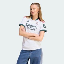 Koszulka podstawowa Real Madryt 26/27. Białe t-shirty damskie Adidas, l, bez wzorów, z dzianiny, bez kołnierzyka. Za 439.00 zł.