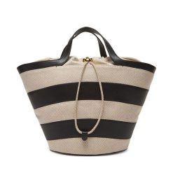 Torebka Furla. Czarne torebki klasyczne damskie Furla, bez wzorów, bez dodatków. Za 849.99 zł.