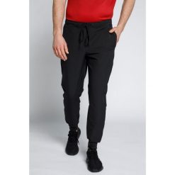 Męskie Spodnie funkcyjne FLEXNAMIC® outdoor elastyczny pas podstawowy krój. Czarne spodnie materiałowe męskie JAY-PI, bez wzorów, z elastanu, plus size. Za 294.99 zł.