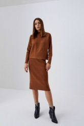 Prążkowana spódnica midi z dzianiny. Brązowe spódniczki damskie MOODO, xs, bez wzorów, z dzianiny, midi, ołówkowe. W wyprzedaży za 32.99 zł.
