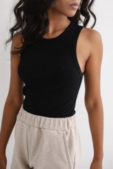 Top na ramiączkach prążkowanej dzianiny w kolorze TOTALLY BLACK - ISLA-XL. Czarne topy damskie Marsala, s, bez wzorów, z bawełny, bez kołnierzyka. Za 119.90 zł.