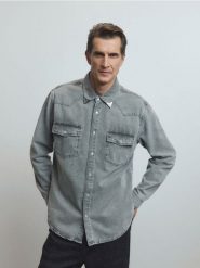 Jeansowa koszula comfort fit - jasnoszary. Szare koszule męskie Reserved, l, bez wzorów, z denimu, bez kołnierzyka, bez ramiączek. W wyprzedaży za 119.99 zł.