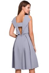 Elegancka rozkloszowana sukienka z dekoltem na plecach szara. Szare sukienki damskie Sukienki.shop, do pracy, m, bez wzorów, biznesowe, bez kołnierzyka, bez ramiączek, midi, rozkloszowane. Za 339.00 zł.