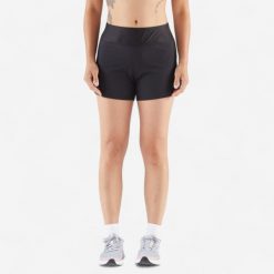 Spodenki do biegania damskie Kiprun Run 100. Czarne szorty damskie KALENJI, bez wzorów, z elastanu, sportowe. Za 29.99 zł.