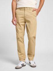 LEE MĘSKIE SPODNIE MATERIAŁOWE LEE SLIM CHINO SAND 112363970. Spodnie materiałowe męskie Lee, bez wzorów, z materiału. Za 199.99 zł.