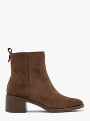 Brązowe botki damskie z weluru TRISS. Brązowe botki damskie Ryłko, ze skóry, z okrągłym noskiem, bez obcasa, na obcasie, bez zapięcia. Za 399.99 zł.