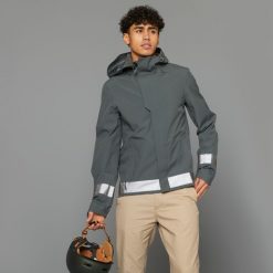 Kurtka przeciwdeszczowa na rower miejski męska Btwin 540 odblaskowa. Czarne kurtki męskie B'TWIN, l, bez wzorów, z materiału, sportowe, bez kaptura. Za 319.99 zł.