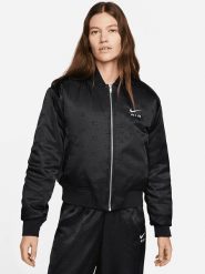 Nike Kurtka w kolorze czarnym rozmiar: XL. Czarne kurtki damskie Nike, xl, bez wzorów, bez kaptura. Za 298.67 zł.