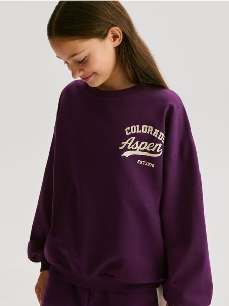 Bawełniana koszulka z nadrukiem - ciemnofioletowy. Fioletowe koszulki dziewczęce Reserved, bez wzorów, z bawełny, bez ramiączek. Za 49.99 zł.