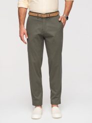 Jednolite męskie spodnie chino REGULAR FIT – khaki V3 - Rozmiar: XL. Brązowe spodnie materiałowe męskie Ombre Clothing, z aplikacjami, z bawełny, biznesowe. W wyprzedaży za 237.99 zł.