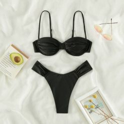 Strój kąpielowy bikini z regulowanym stanikiem i trójkątnymi figami Aleah. Zielone bikini damskie Intica, bez wzorów. W wyprzedaży za 139.00 zł.