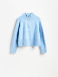 Sweter ze stójką - jasnoniebieski. Niebieskie swetry klasyczne damskie Reserved, l, z dzianiny, bez kołnierzyka. Za 139.99 zł.