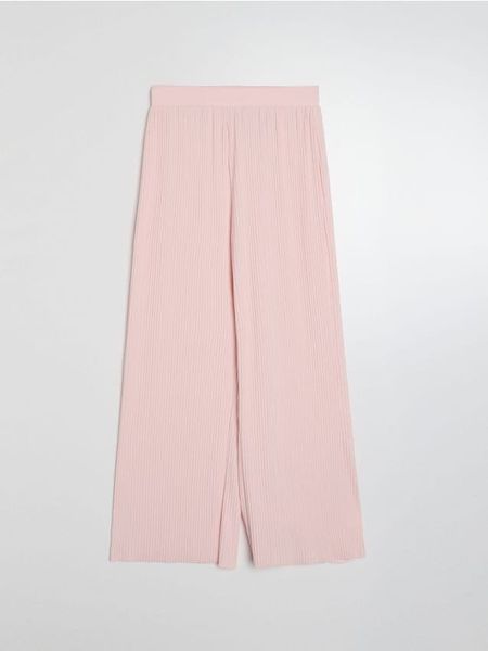 Prążkowane spodnie wide leg z gumką w pasie - różowy. Czerwone spodnie materiałowe damskie Sinsay, bez wzorów, prążkowane. Za 49.99 zł.