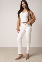 Białe Jeansy Mom Fit z Wiskozą Bawełną i Wysokim Stanem z Paskiem z Motylem Nevilias. Białe jeansy damskie Born2be, z podwyższonym stanem. Za 119.99 zł.