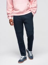 Spodnie męskie dresowe z prostą nogawką i gumowymi detalami – ciemnoniebieskie V2 - Rozmiar: L. Niebieskie spodnie dresowe męskie Ombre Clothing, bez wzorów, z bawełny. W wyprzedaży za 129.99 zł.