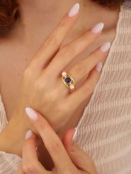 L'Atelier de Gaia Pozłacany pierścionek z lapis lazuli i perłami rozmiar: onesize. Białe pierścionki damskie L'Atelier de Gaia, z lazurytem, pozłacane. Za 65.38 zł.