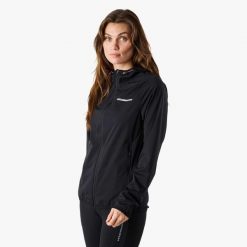 Kurtka do biegania damska Swedemount Ultra Light Running Jacket szybkoschnąca. Czarne kurtki do biegania damskie SWEDEMOUNT, bez wzorów, z tkaniny, bez kaptura. Za 329.99 zł.