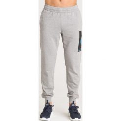 SPODNIE DRESOWE EA7 Emporio Armani. Szare spodnie dresowe męskie EA7 Emporio Armani, bez wzorów, z dresówki. Za 317.00 zł.