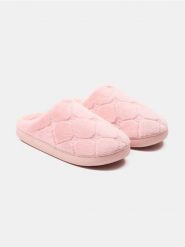 Pluszowe kapcie z pikowaniem i motywem kokard - różowy. Czerwone kapcie damskie Sinsay. Za 25.99 zł.