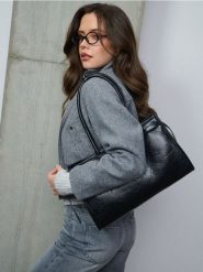 Torba na ramię z imitacji gniecionej skóry - czarny. Czarne torebki klasyczne damskie Sinsay, bez wzorów, ze skóry, bez dodatków. Za 59.99 zł.