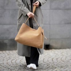 Shopperka zamszowaSolier FL39 Maya beżowa. Brązowe torby na laptopa damskie Solier, bez wzorów, z jeansu, zamszowe. Za 399.00 zł.