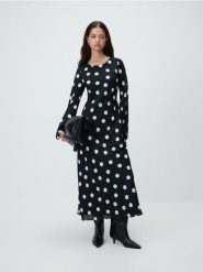 Sukienka maxi w groszki - czarny. Czarne sukienki damskie Reserved, l, bez wzorów, z tkaniny, bez kołnierzyka, bez ramiączek, maxi, rozkloszowane. Za 179.99 zł.