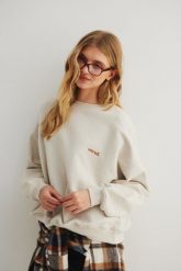 Bluza damska o kroju regular fit z HAFTEM w kolorze IVORY- PHENIX-UNI. Brązowe bluzy bez kaptura damskie Marsala, m, z bawełny. Za 269.90 zł.