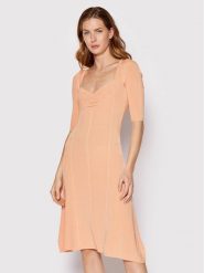 Guess Sukienka codzienna W2YK53 Z30K0 Pomarańczowy Flare Fit. Brązowe sukienki damskie Guess, na co dzień, m, z aplikacjami, z wiskozy, bez kołnierzyka, bez ramiączek, proste. Za 409.99 zł.