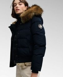 Superdry Kurtka Bomber Everest z Kapturem Slim z Sztucznym Futrem. Niebieskie kurtki damskie Superdry., bez wzorów, z nylonu, z kapturem. Za 859.25 zł.