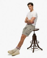 Superdry Core Cargo Shorts z trwałego twillu – Light Khaki Green. Zielone szorty męskie Superdry., bez wzorów, z bawełny, klasyczne. Za 301.10 zł.