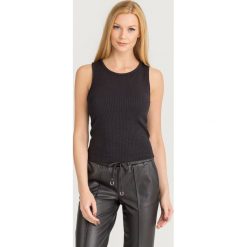 TOP JECKIE CROP GUESS. Czarne topy damskie Guess, l, z aplikacjami, z materiału, bez kołnierzyka. Za 99.00 zł.