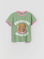 Bawełniany t-shirt z nadrukiem Boffie & Poko - oliwkowy. Zielone koszulki dziewczęce Reserved, bez wzorów, z bawełny, bez ramiączek. Za 39.99 zł.