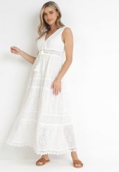 Biała Koronkowa Sukienka Maxi z Głębokim Dekoltem i Ozdobnym Wiązaniem Nohia. Białe sukienki damskie Born2be, na lato, m, w ażurowe wzory, z koronki, bez kołnierzyka, bez ramiączek, maxi. W wyprzedaży za 152.99 zł.