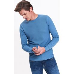 SWETER MĘSKI Z FAKTURĄ. Niebieskie swetry męskie TOP SECRET, na jesień, l, bez wzorów, z dzianiny, bez kołnierzyka. W wyprzedaży za 39.99 zł.