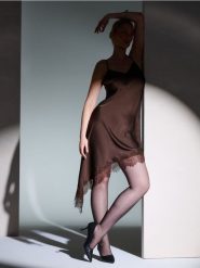 Sukienka na cienkich ramiączkach z asymetrycznym dołem i koronką - brązowy. Brązowe sukienki damskie Sinsay, l, bez wzorów, z koronki, z asymetrycznym kołnierzem, bez ramiączek, asymetryczne. Za 59.99 zł.