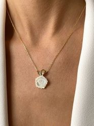 Les Petites Précieuses Pozłacany naszyjnik z elementem ozdobnym - dł. 40 cm rozmiar: onesize. Białe naszyjniki damskie Les Petites Précieuses, pozłacane. Za 162.11 zł.